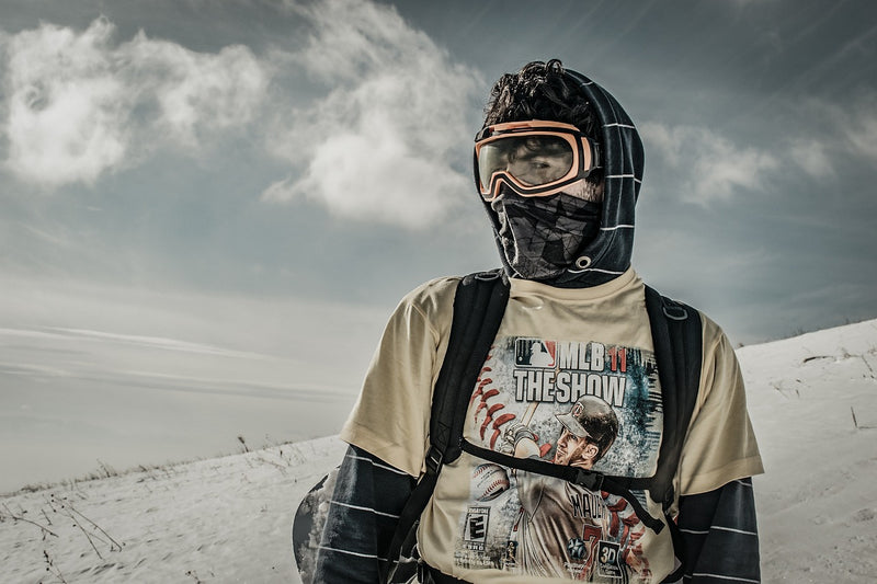 jeune skieur avec cagoule sport