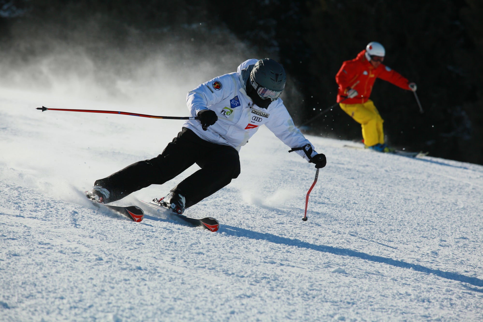 skieur amateur avec cagoule de ski
